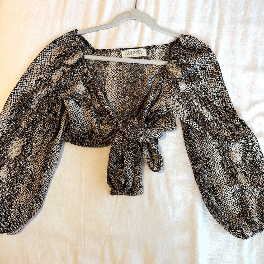Long sleeve tie front crop top